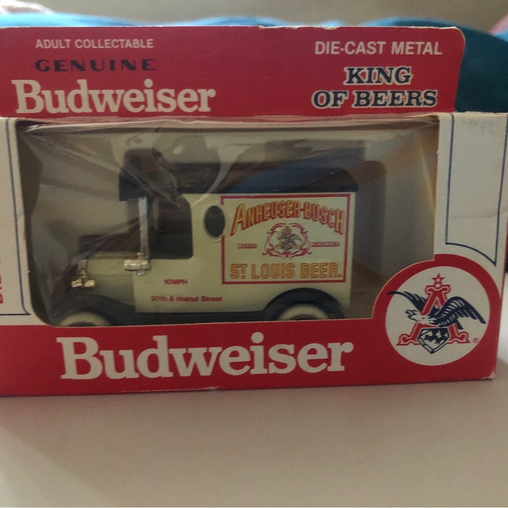 Budweiser Vintage Style Die-Cast Delivery Truck - Red & Cream 1979 Bundle 3 - Picture 3 of 11